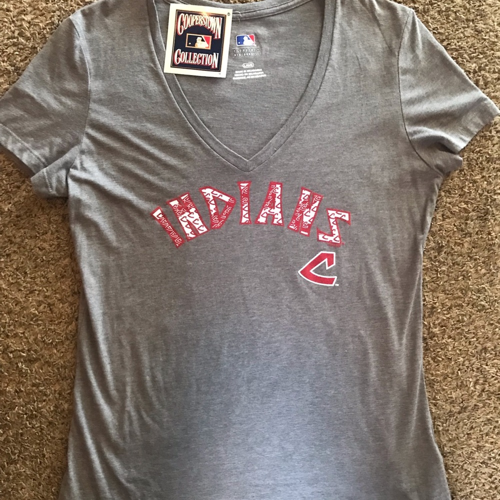 CLEVELAND INDIANS TOP - Size Large - NEW